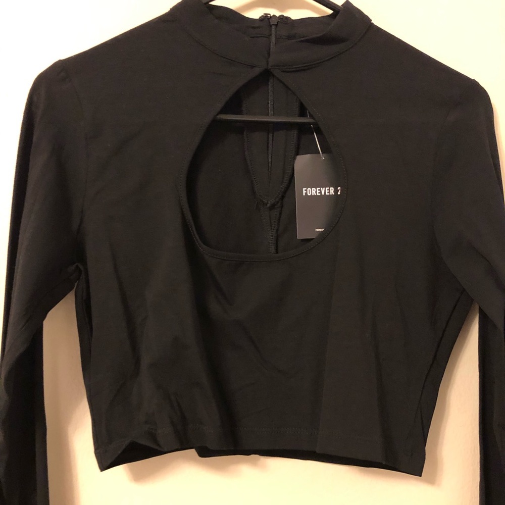 Cropped long sleeve top w/ cutout